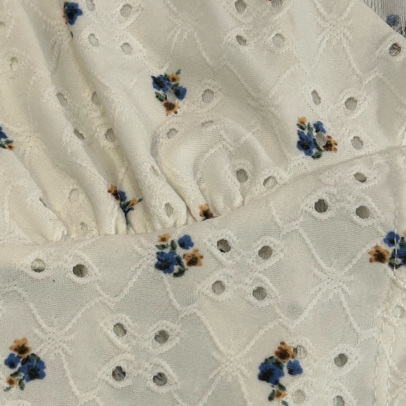 Windsor Women's White and Floral Front Lace Up Top Size Medium - Picture 9 of 11